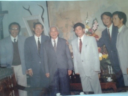 Bức ảnh chụp năm 1996 khi Trường THPT chuyên Quảng Bình được thành lập Nhà giáo ưu tú Nguyễn Hoàng Lâm lúc đó là hiệu trưởng của trường đã cùng với ban giám hiệu nhà trường ra tận nhà Đại tướng Võ Nguyên Giáp tại số 30, Hoàng Diệu, Hà Nội để xin phép Đại tướng và gia đình được lấy tên Đại tướng đặt tên cho trường